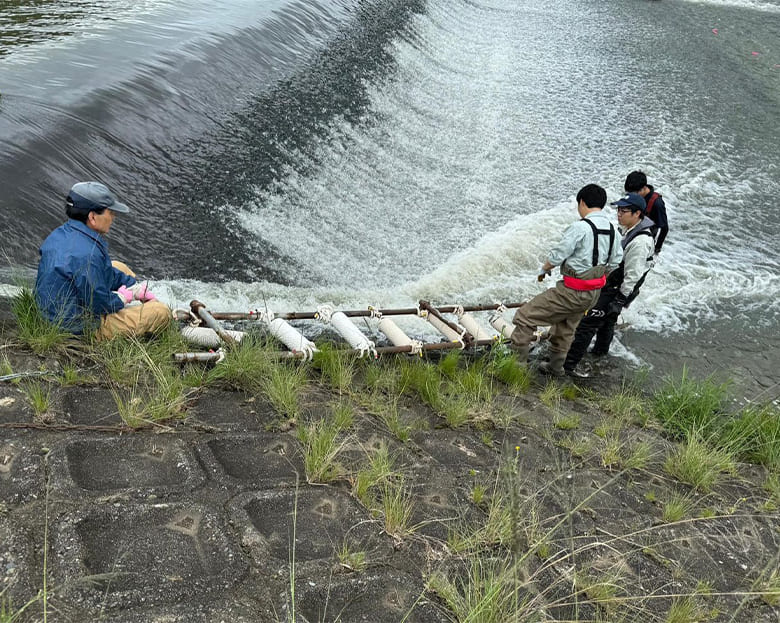 岡山市北区御津の旭川に簡易魚道を設置しました。